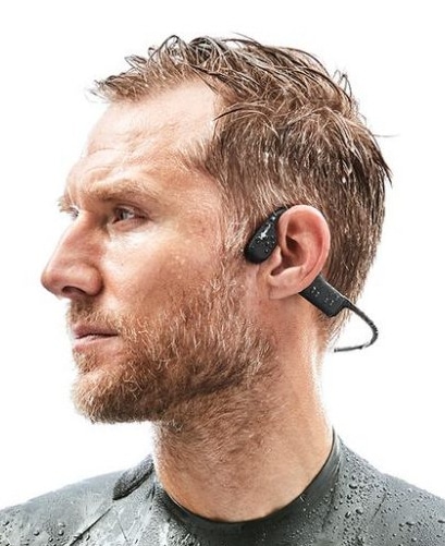 Man wearing xtrainers headphones